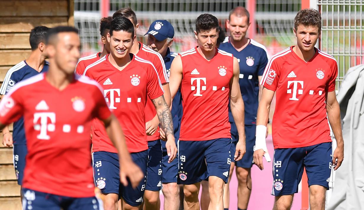 Gelandang baru Bayern Munchen, James Rodriguez, bersama rekan-rekannya memasuki lapangan untuk mengikuti latihan perdana di Munchen, Rabu (12/7/2017). (EPA/Lukas Barth)