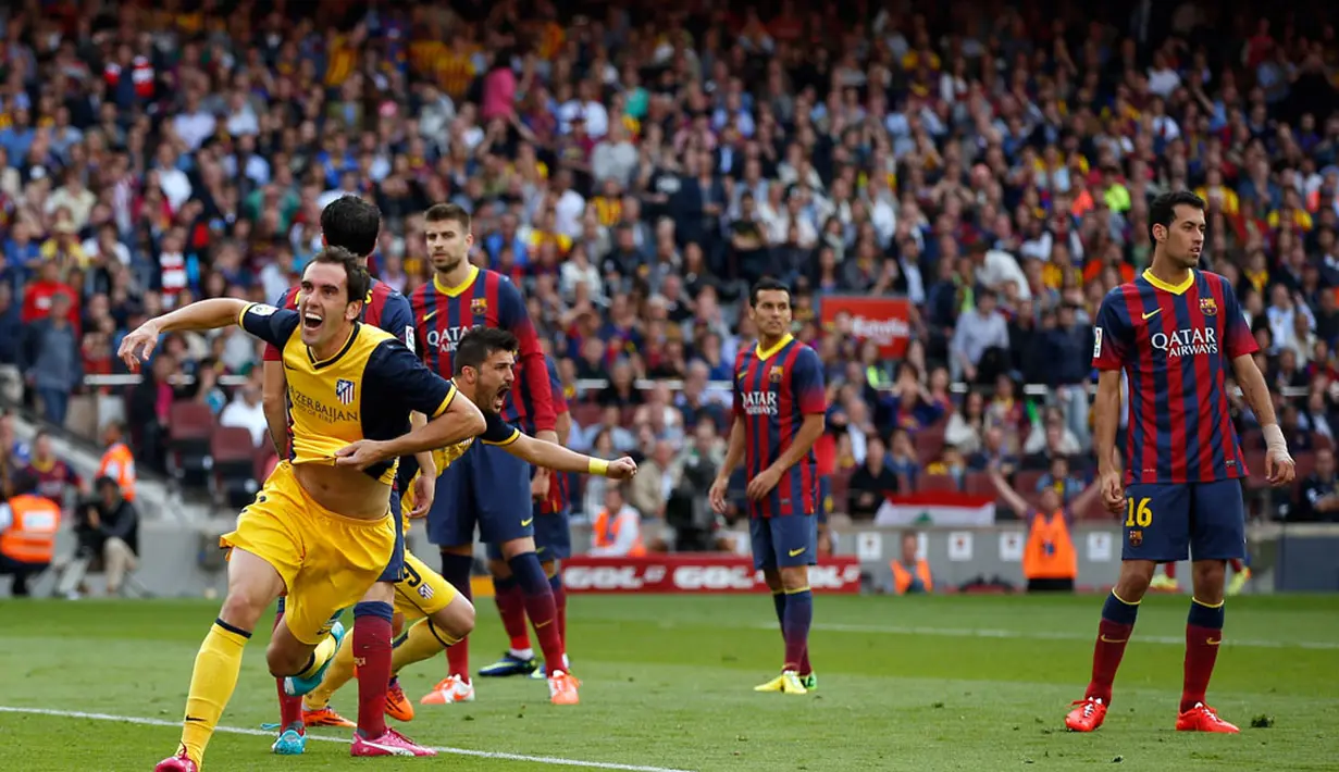 Ekspresi kegembiraan Diego Godin (Atletico Madrid-kiri) usai mencetak gol ke gawang Barcelona dalam laga terakhir La Liga musim 2013-2014 di stadion Camp Nou, Barcelona, (18/5/2014). (REUTERS/Marcelo del Pozo)