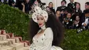 Gaya dandanan penyanyi Cardi B saat menghadiri Met Gala 2018 di Metropolitan Museum of Art, New York (7/5). Tema Met Gala kali ini adalah “Heavenly Bodies: Fashion and the Catholic Imagination”. (Photo by Evan Agostini/Invision/AP)