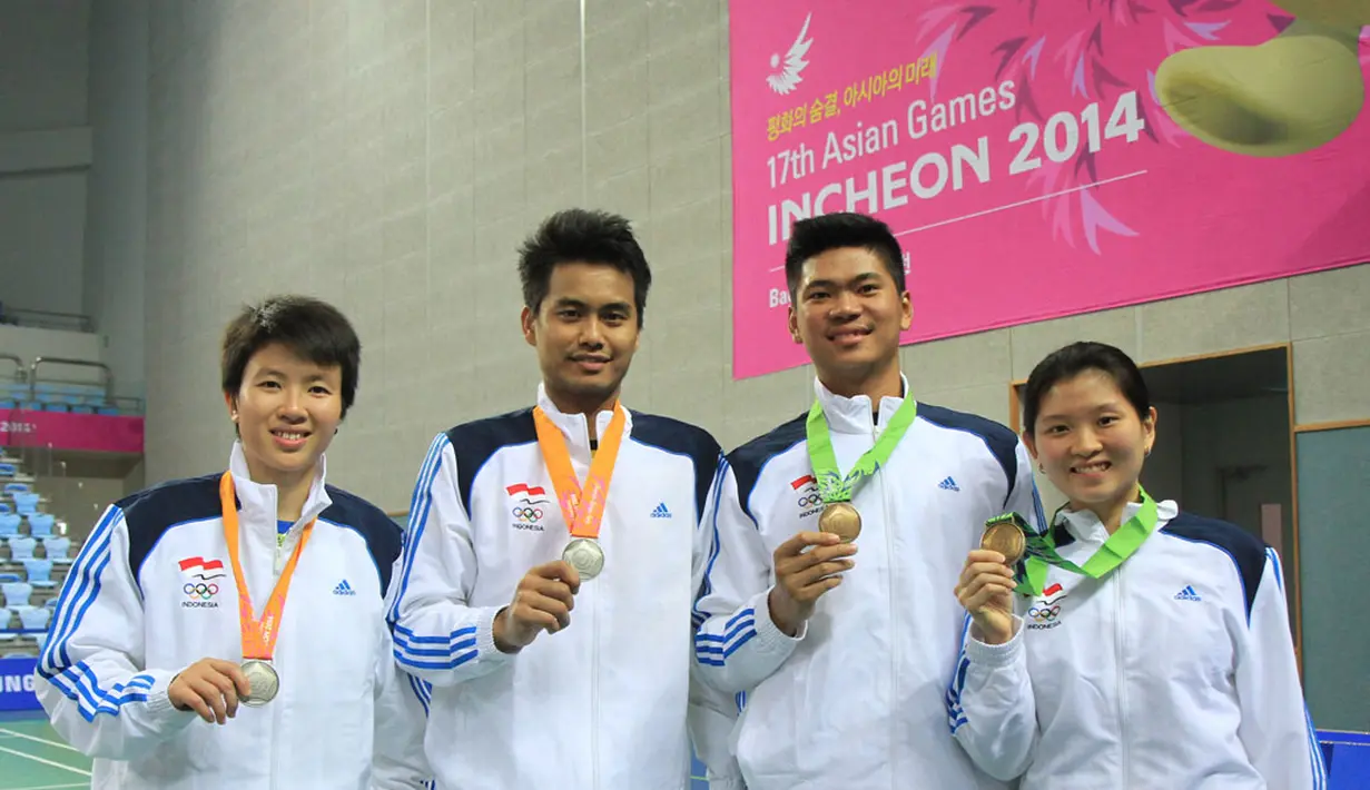Pebulutangkis Ganda Campuran Indonesia, Tontowi Ahmad dan Liliyana Natsir, berpose bersama Praveen Jordan/Debby Susanto yang berhasil meraih medali perunggu di Gyeyang Gymnasium, Incheon, Korea Selatan, (29/9/2014). (Dok Humas PBSI/Nafielah) 