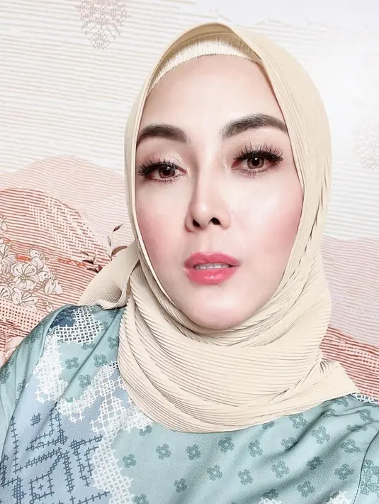 Dhena pun meminta netizen agar bisa istiqomah menutup auratnya [instagram/dhenadevanka]