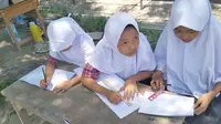 Sekolah nyaris ambruk, para siswa SDN Bantar Panjang, Kabupaten Serang, Banten, terpaksa belajar di luar dan tenda milik polisi. (Liputan6.com/Yandhi Deslatama)