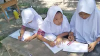Sekolah Nyaris Ambruk, Siswa SD Nangis Nyanyikan Indonesia Raya