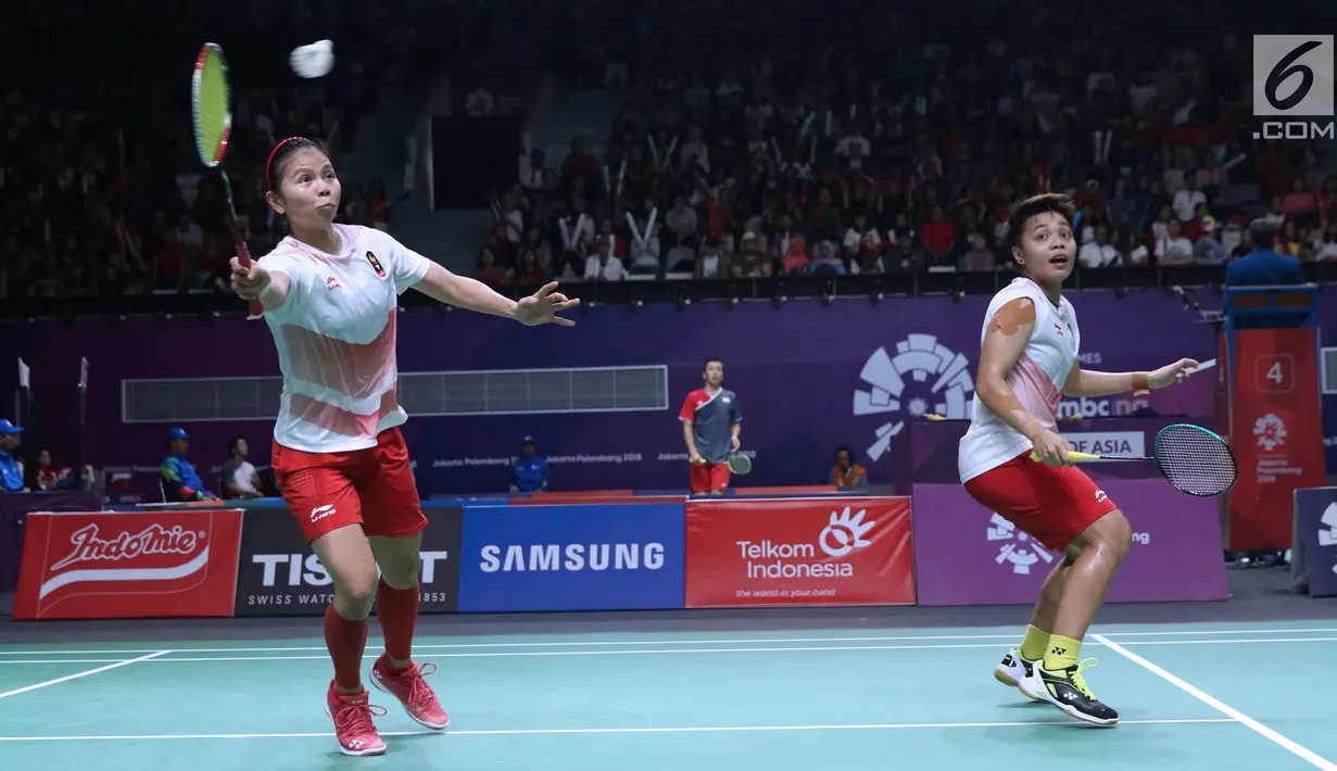 Ganda putri Indonesia, Greysia Polii/Apriyani Rahayu mengembalikan kok ke arah Tang Jinhua/Zheng Yu (China) di perempat final Bulutangkis Asian Games 2018 di Istora Kompleks GBK, Sabtu (25/8). Greysia/Apriyani unggul. (Liputan6.com/Helmi Fithriansyah)