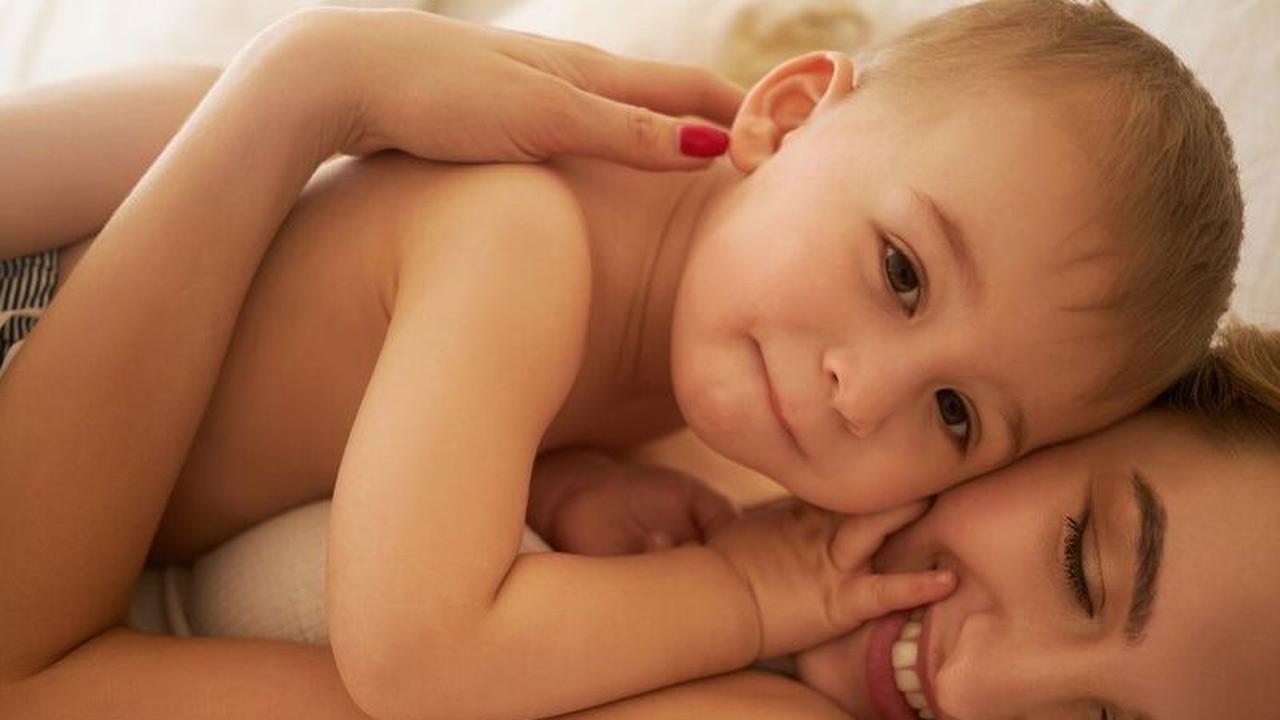 Cara Melakukan Skin to Skin saat Bayi Demam