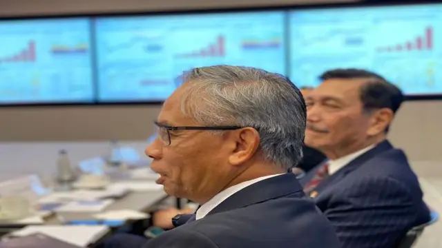 Ketua Dewan Komisioner OJK Wimboh Santoso  dan Menko Kemaritiman dan Investasi Luhut B. Pandjaitan dalam acara Capital Market Day di London, Inggris, Jumat, 29 Oktober 2021. (Dok: OJK)