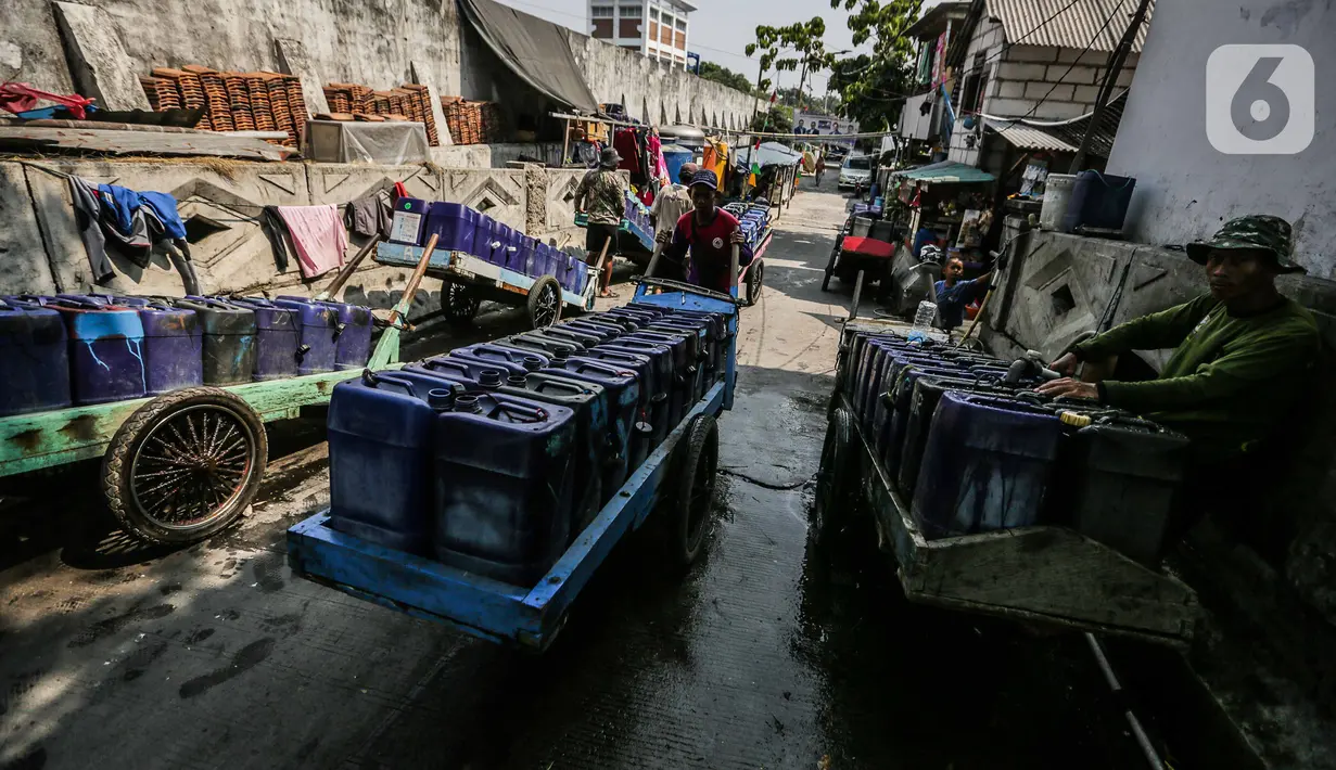 Harga air bersih tersebut dijual Rp 2.500 per jerikennya. (Liputan6.com/Faizal Fanani)
