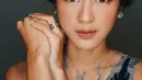 Pemenang Piala Citra Pemeran Utama Wanita Terbaik ini memang suka base makeup matte dengan rias mata yang on fleek dan tegas. Tak ketinggalan warna rias bibir yang cenderung nude membuat ia terlihat awet muda. Terlihat pesona wanita Indonesia jelas di wajah Prisia.(Liputan6.com/IG/@prisia)
