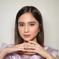Aktris muda ini tampil memukau dengan riasan wajah bernuansa pink lembut yang memberi kesan romantis sekaligus elegan. [@tissabiani].