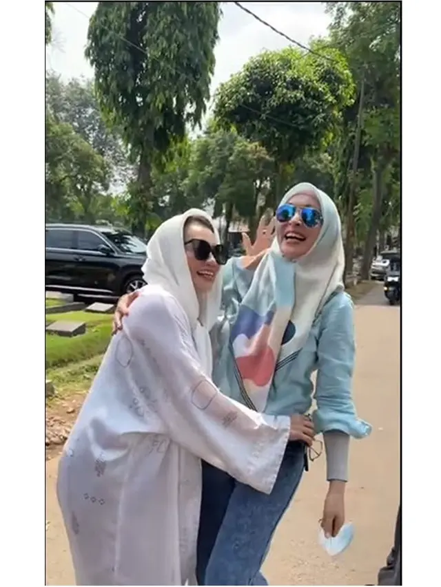 Ziarah Bareng, Ini 6 Potret Pertemuan Angelina Sondakh dan Reza Artamevia
