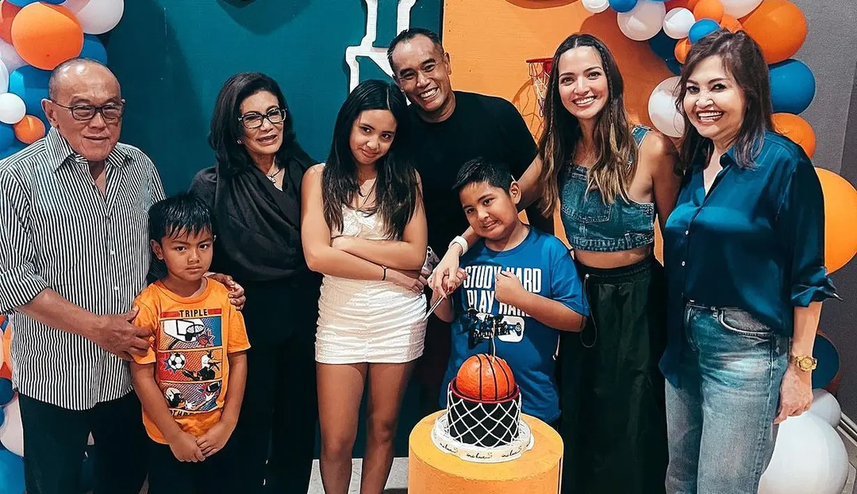 Potret Mainaka bersama orang-orang tercintanya. Kue ulang tahunnya juga model bola basket. "Your presence brings so much light and laughter into the lives of those around you. Always remember how loved and appreciated you are," tulis Nia Ramadhani. [Instagram/ramadhaniabakrie]