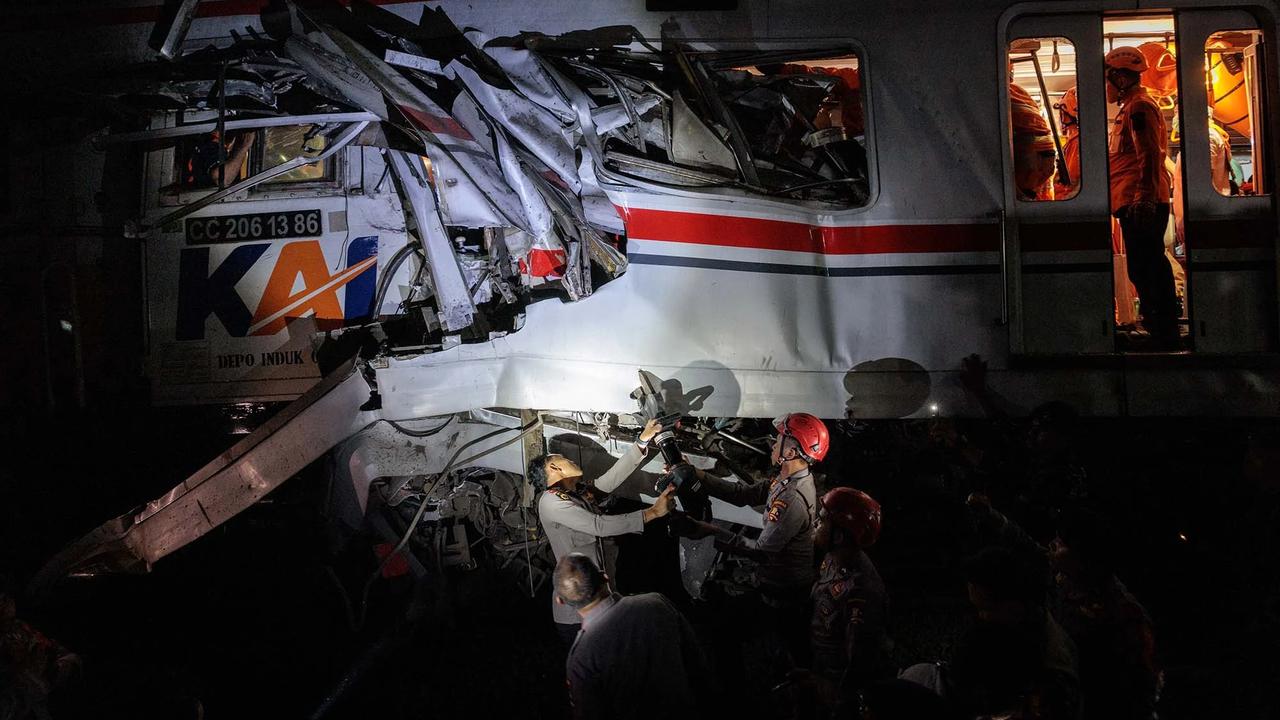 FOTO Kerusakan Parah Gerbong KRL Commuterline  Usai Dihantam Argo Bromo Anggrek