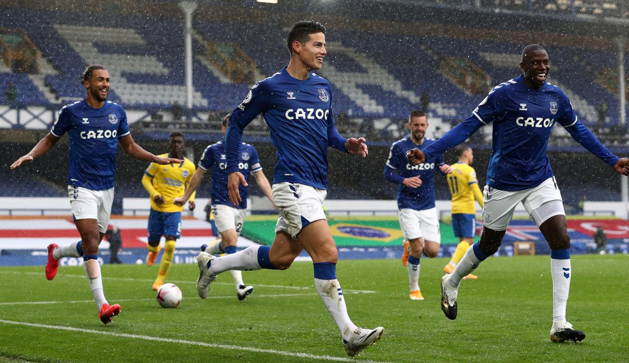 Gelandang Everton, James Rodriguez, merayakan gol yang dicetaknya ke gawang Brighton pada laga lanjutan Liga Inggris di Stadion Goodison Park, Sabtu (3/10/2020) malam WIB. Everton menang 4-2 atas Brighton. (AFP/Jan Kruger/pool)