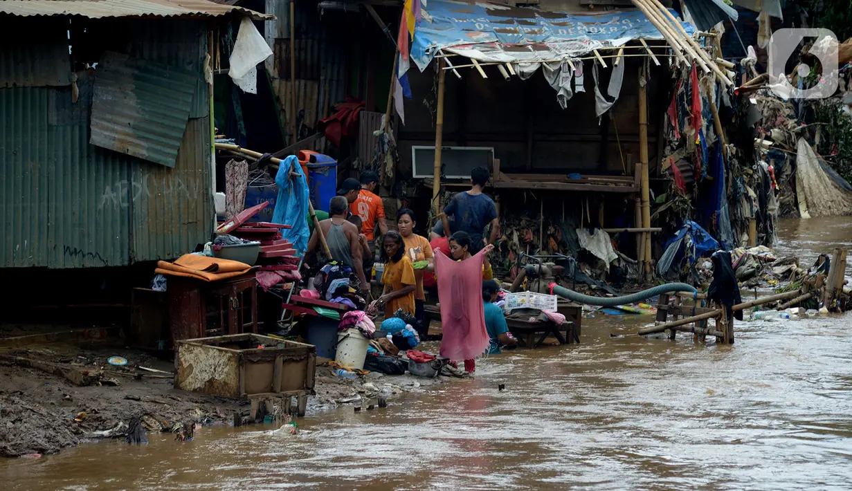 Warga Bukit Duri Manggarai membersihkan perabotan rumah tangga meraka yang terdampak banjir, Jakarta, Jumat (3/1/2020). Menyusul surutnya banjir, warga mulai membersihkan lumpur dan kotoran yang tersisa pada rumah dan perabotan mereka. (merdeka.com/Imam Buhori)