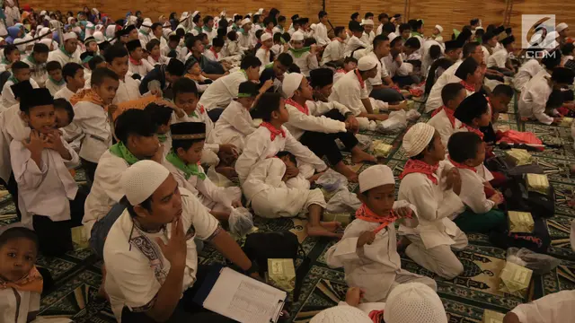 Sambil Lesehan, 1.200 Anak Yatim Buka Puasa Bersama