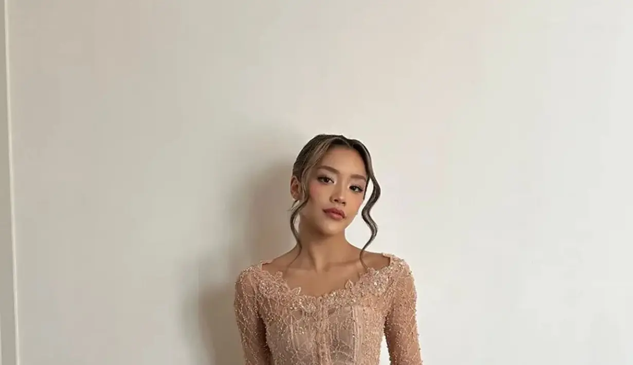 Baila tampil mengenakan kebaya lengan panjang warna nude. Kebaya dihiasi beads tersebut dipadukan bawahan kain batik coklat. [@bailafauri]