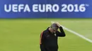 Ekspresi Pelatih Portual, Fernando Santos saat memimpin latihan timnya di Marcoussis, outskirts,  Paris, (5/7/ 2016), Portugal akan menghadapi Wales pada semifinal Piala Eropa 2016. (AFP/Francisco Leong)
