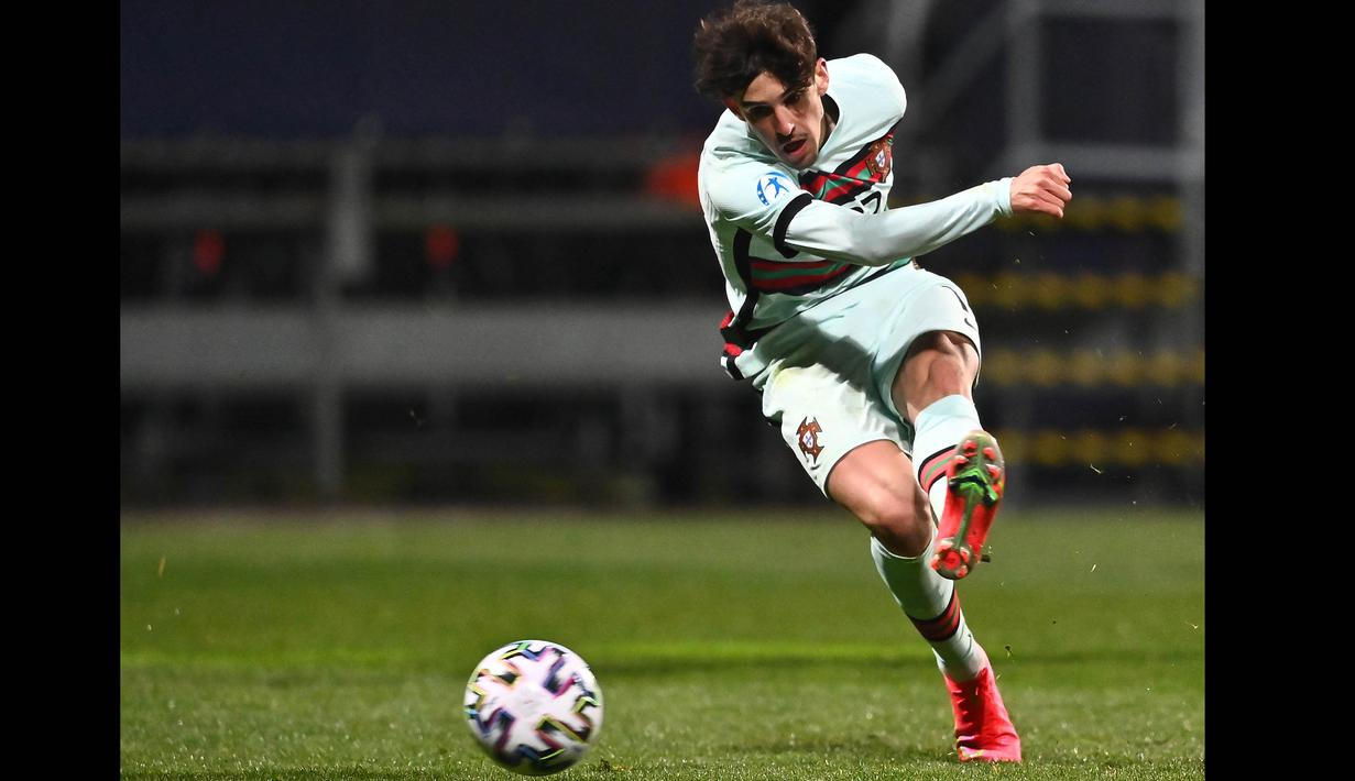 Francisco Trincao kini masih berumur 21 tahun dan telah meraskan bermain bersama Cristiano Ronaldo di timnas Portugal. Dia baru bermain tujuh kali untuk negaranya dan belum membuka rekening golnya. (AFP/Joe Klamar)