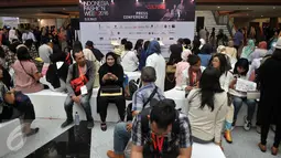 Suasana keramaian pengunjung salah satu Booth Indonesia Fashion Week hari Kedua di Jakarta Convention Centre (JCC), (11/3). Terdapat 39 pergelaran busana, 487 label busana serta 12.000 pakaian yang di bawakan oleh para model. (Liputan6.com/Johan Tallo)