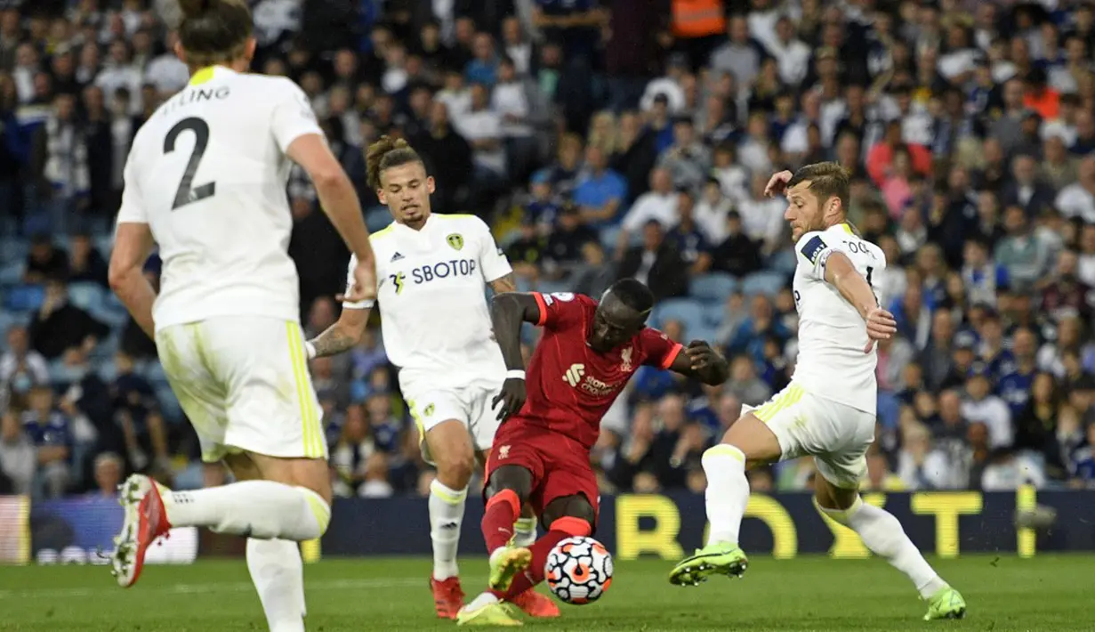 Pemain Liverpool Sadio Mane (tengah) menendang bola untuk mencetak gol ke gawang Leeds United pada pertandingan Liga Inggris di Elland Road, Leeds, Inggris, 12 September 2021. Liverpool menang 3-0. (Oli SCARFF/AFP)
