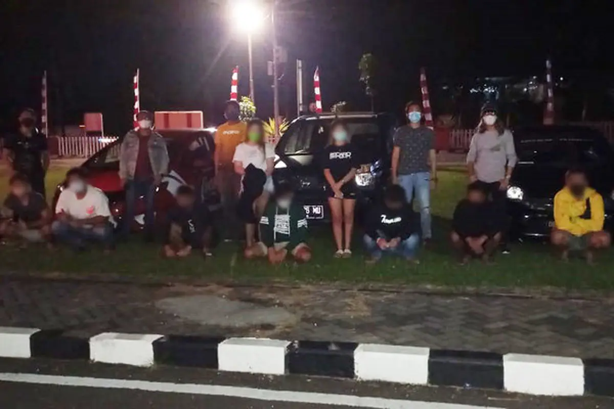 Sepuluh pelaku beserta 3 unit mobil yang tertangkap kemudian diamankan di Mapolres Minahasa Utara untuk diproses lebih lanjut.
