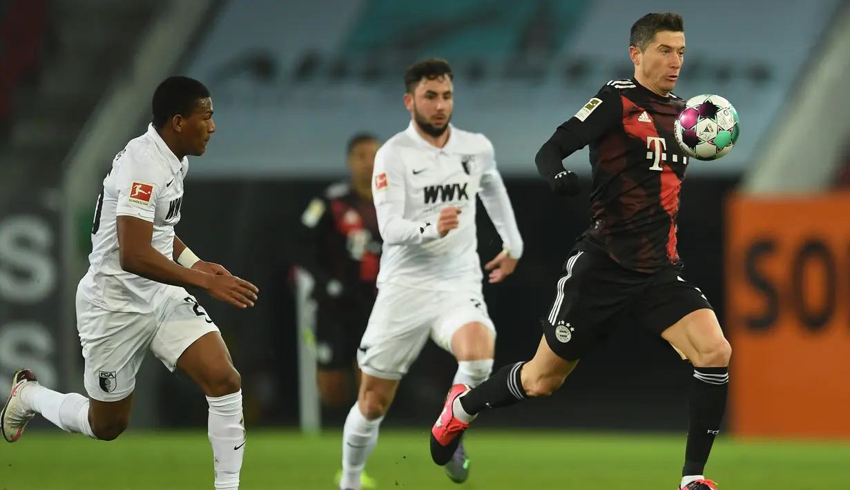 Penyerang Bayern Munchen, Robert Lewandowski, menggiring bola saat menghadapi Augsburg dalam laga lanjutan Liga Jerman di WWK Arena, Kamis (21/1/2021) dini hari WIB. Bayern Munchen menang 1-0 atas Augsburg. (AFP/Andreas Gebert/pool)