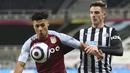 Striker Aston Villa, Ollie Watkins (kiri) menguasai bola dibayangi bek Newcastle United, Ciaran Clark dalam laga lanjutan Liga Inggris 2020/2021 pekan ke-28 di St. James' Park, Jumat (12/3/2021). Aston Villa bermain imbang 1-1 dengan Newcastle United. (AP/Clive Brunskill/Pool)