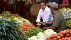 Presiden Joko Widodo berbincang dengan pedagang ketika memantau kebutuhan bahan pokok di Pasar Bogor, Jalan Roda, Kota Bogor, Selasa (30/10). Jokowi ingin memastikan langsung harga bahan kebutuhan pokok di pasar. (Liputan6.com/HO/Biro Pers Setpres)