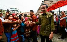 Presiden Jokowi bagi-bagi sembako di Menteng Dalam