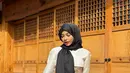 Oklin memamerkan potretnya saat memakai hanbok, pakaian tradisional masyarakat Korea Selatan. Ia melengkapi penampilannya dengan hijab hitam. Selain konten kontroversial, Oklin juga membuat konten traveling. Salah satunya konten tentang kebudayaan Korea Selatan. (Liputan6.com/IG/@oklinfia)