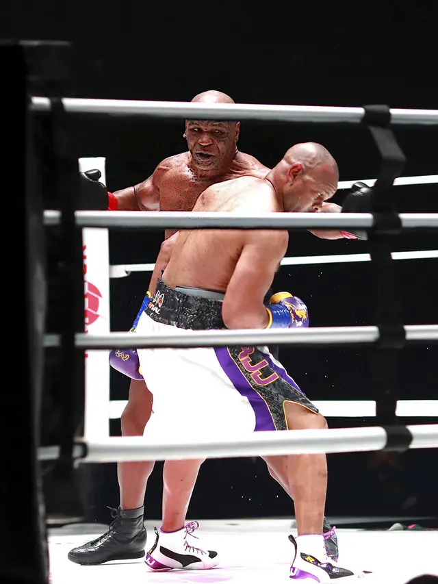 FOTO: Duel Mike Tyson Vs Roy Jones Jr Berakhir Tanpa Pemenang