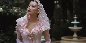 Dalam balutan kebaya rancangan @eddybetty, Patricia tampil bagaikan dewi dalam dongeng modern. [@patriciagouw].