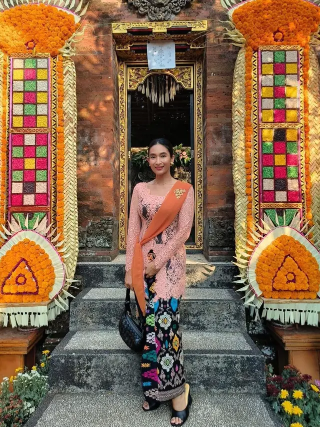 Inspirasi Kebaya Hari Raya ala Selebriti Tanah Air (Instagram/@happysalma)
