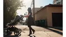 Dipadu dengan stocking hitam, Nikita Willy tak ragu dorong stroller putranya dengan tampilan feminin edgy [@reynaldibunjamin]