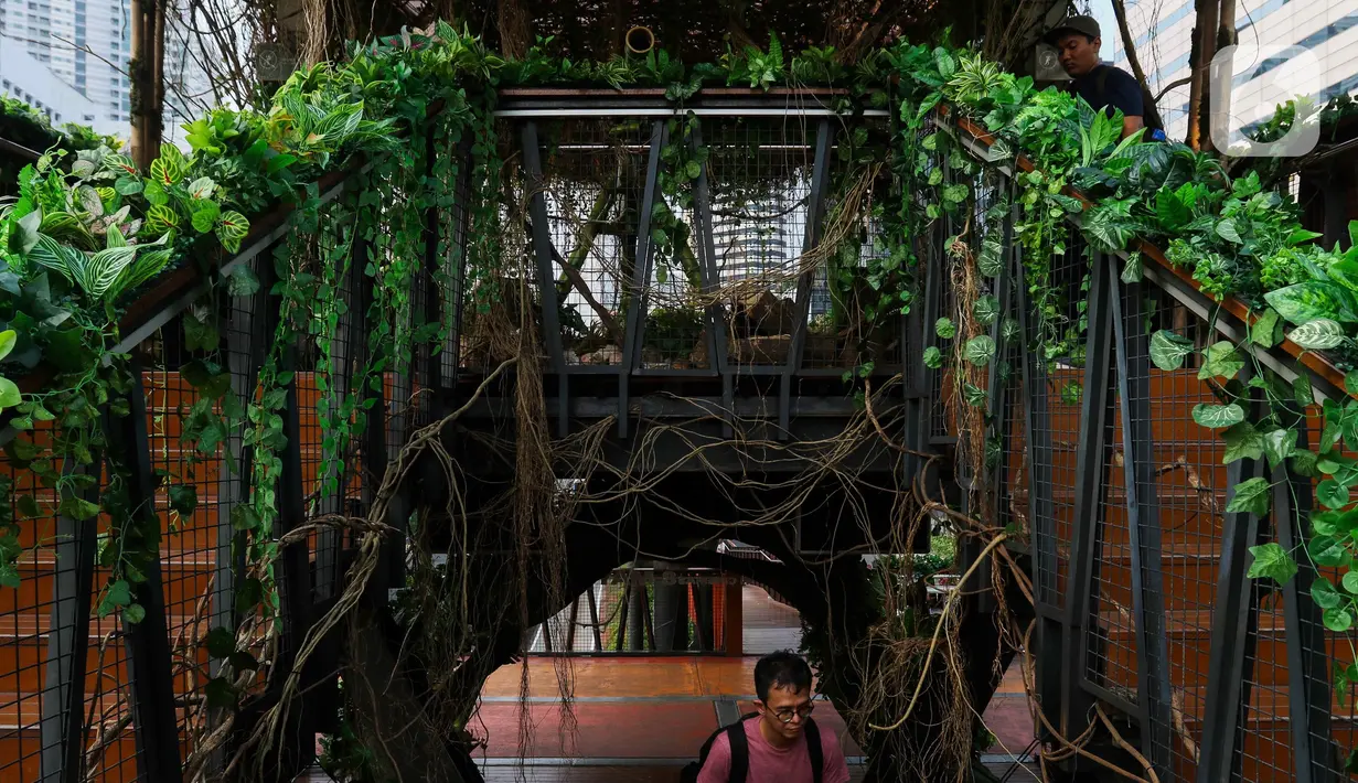 Seperti hutan belantara, JPO tersebut didesain dengan elemen artifisial berupa daun dan akar yang menjuntai. (Liputan6.com/Herman Zakharia)