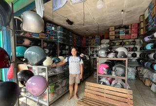 Hendra Africo Sedang Menjaga Toko Helm