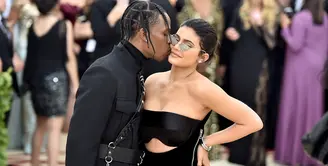 Tak seperti para saudarinya, Kylie Jenner memilih untuk tetap membuat hubungannya dan Travis Scott tak terlihat di mata publik. (THEO WARGO  GETTY IMAGES NORTH AMERICA  AFP)