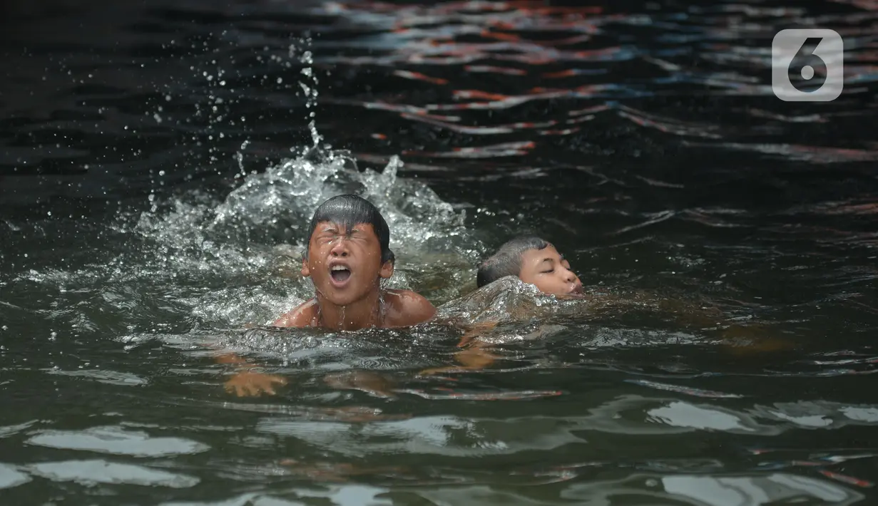Anak-anak bermain di kawasan Muara Angke, Jakarta, Sabtu (10/4/2021). Minimnya lapangan dan taman-taman hingga kondisi laut yang terlalu kotor merupakan bentuk tak terpenuhinya hak-hak dasar anak-anak nelayan di Jakarta. (merdeka.com/Imam Buhori)