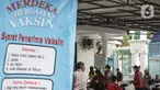 Suasana kegiatan vaksinasi covid-19 di Aula Masjid Cut Meutia, Jakarta, Sabtu (14/8/2021). Pemprov DKI berkolaborasi dengan Dewan Masjid Indonesia menggelar vaksinasi yang ditujukan untuk 400 orang jemaah dan warga sekitar masjid. (Liputan6.com/Faizal Fanani)