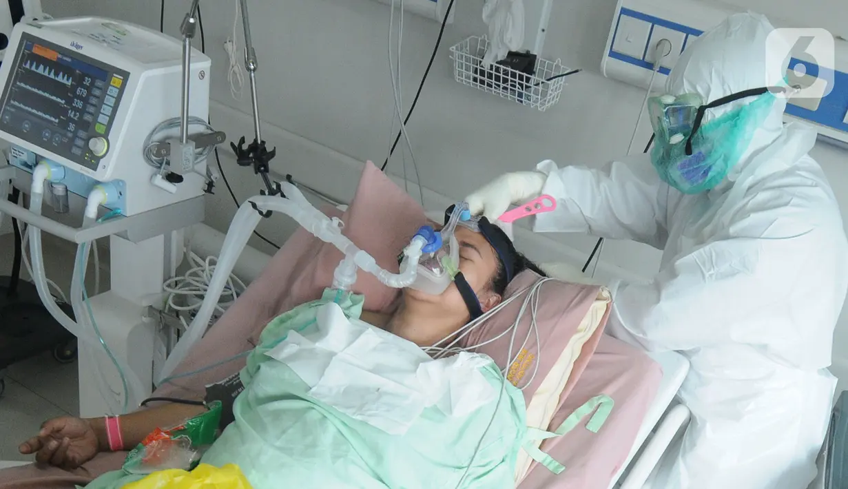 Paramedis menyisir rambut pasien COVID-19 di Ruang ICU RSUD Kota Bogor, Jawa Barat, Jumat (18/6/2021). Kepedulian paramedis terhadap pasien tetap mereka lakukan walau jumlah pasien COVID-19 terus bertambah. (merdeka.com/Arie Basuki)