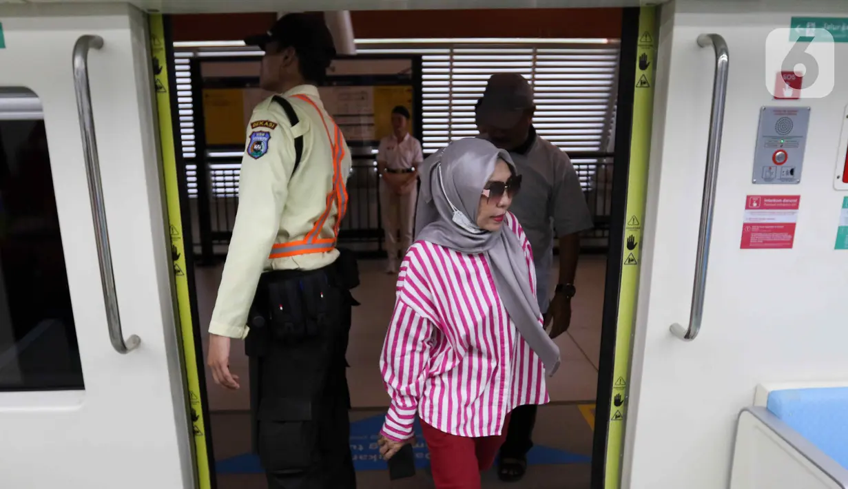 <p>Kemudian Stasiun Dukuh Atas Jakarta menuju Stasiun Jatimulya Bekasi dan sebaliknya. (Liputan6.com/Herman Zakharia)</p>