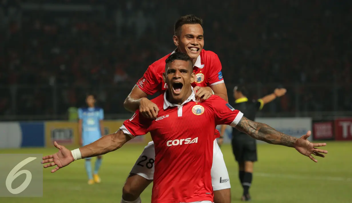 Penyerang Persija, Jose Adolfo Guerra melakukan selebrasi usai mencetak gol ke gawang Persela pada lanjutan Torabika Soccer Championship presented by IM3 Ooredoo di Stadion GBK Jakarta, Jumat(13/5). Persija menang 2-1. (Liputan6.com/Helmi Fithriansyah)