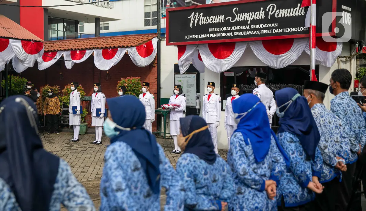 Anggota paskibra bersiap mengibarkan bendera Merah Putih saat upacara di depan Museum Sumpah Pemuda, Jakarta, Kamis (28/10/2021). Upacara tersebut dilaksanakan untuk memperingati Hari Sumpah Pemuda ke-93. (Liputan6.com/Faizal Fanani)
