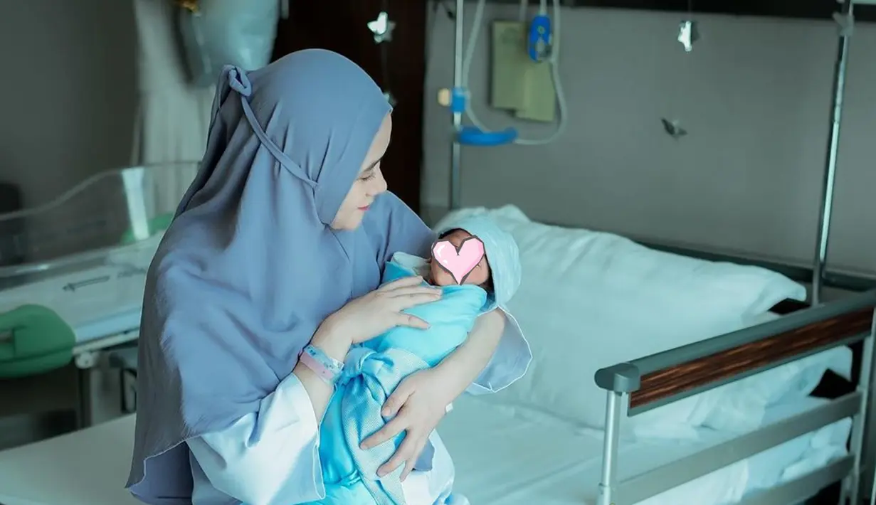 Jarak usia anak pertama, kedua, dan ketiga tidak terlalu berjauhan membuat suasana rumah jadi lebih seru. Dikaruniai anak laki-laki, kamar rawat Ryana Dea didekorasi dengan warna balon biru dan cokelat. Mulai kembali aktif menyusui buah hati, ucapan selamat dan doa untuk kesehatan Ryana Dea dan sang buah hati ramai dibubuhkan warganet di kolom komentar. (Liputan6.com/IG/@ryana_dea)