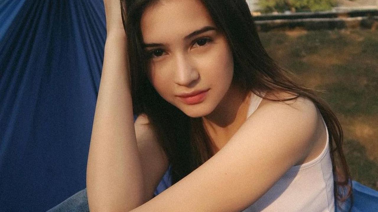 Sandrinna Merupakan Kekasih Junior Roberts