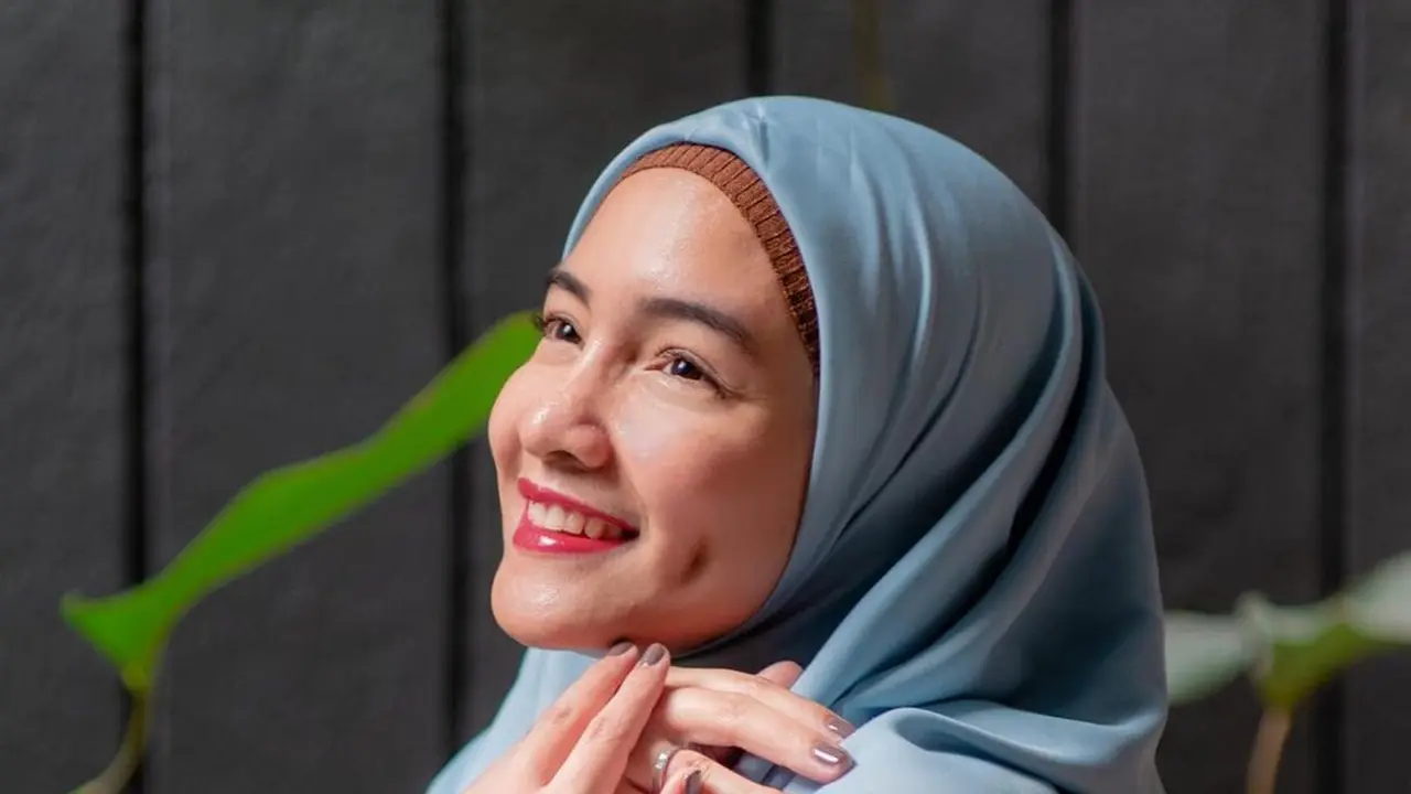 6 Potret Manis Intan Nuraini Saat Tunjukkan Lesung Pipi Ini Menawan