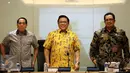 Ketua Dewan Pakar Partai Golkar Agung Laksono (tengah) didampingi Wakilnya Firman Soebagyo (kiri), dan Mahyudin bersiap memimpin rapat di kantor pusat DPP Golkar, Jakarta, Selasa (14/3). (Liputan6.com/Johan Tallo)