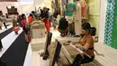 Perajin menyelesaikan pembuatan kain tenun di stan Pameran Karya Kreatif Indonesia (KKI) di Jakarta Convention Center, Jumat (20/7). Pameran ini bertema "Sinergitas Pengembangan Pasar Kreatif Indonesia Menembus Pasar Global". (Liputan6.com/Angga Yuniar)