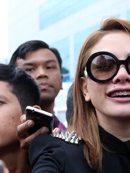 "Saat ini saya yang merasa dirugikan. Kenapa saya dirugikan? Karena saya punya keluarga besar. Saya single parent, punya anak dua. Nama saya sudah jelek di luar sana. Orang-orang mengejek saya PSK dan sebagainya," ucap Nikita. (Deki Prayoga/Bintang.com)