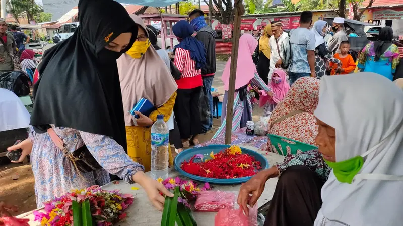 Ketika Tradisi Ziarah Kubur Saat Lebaran Mengalahkan Aturan PSBB di Palembang